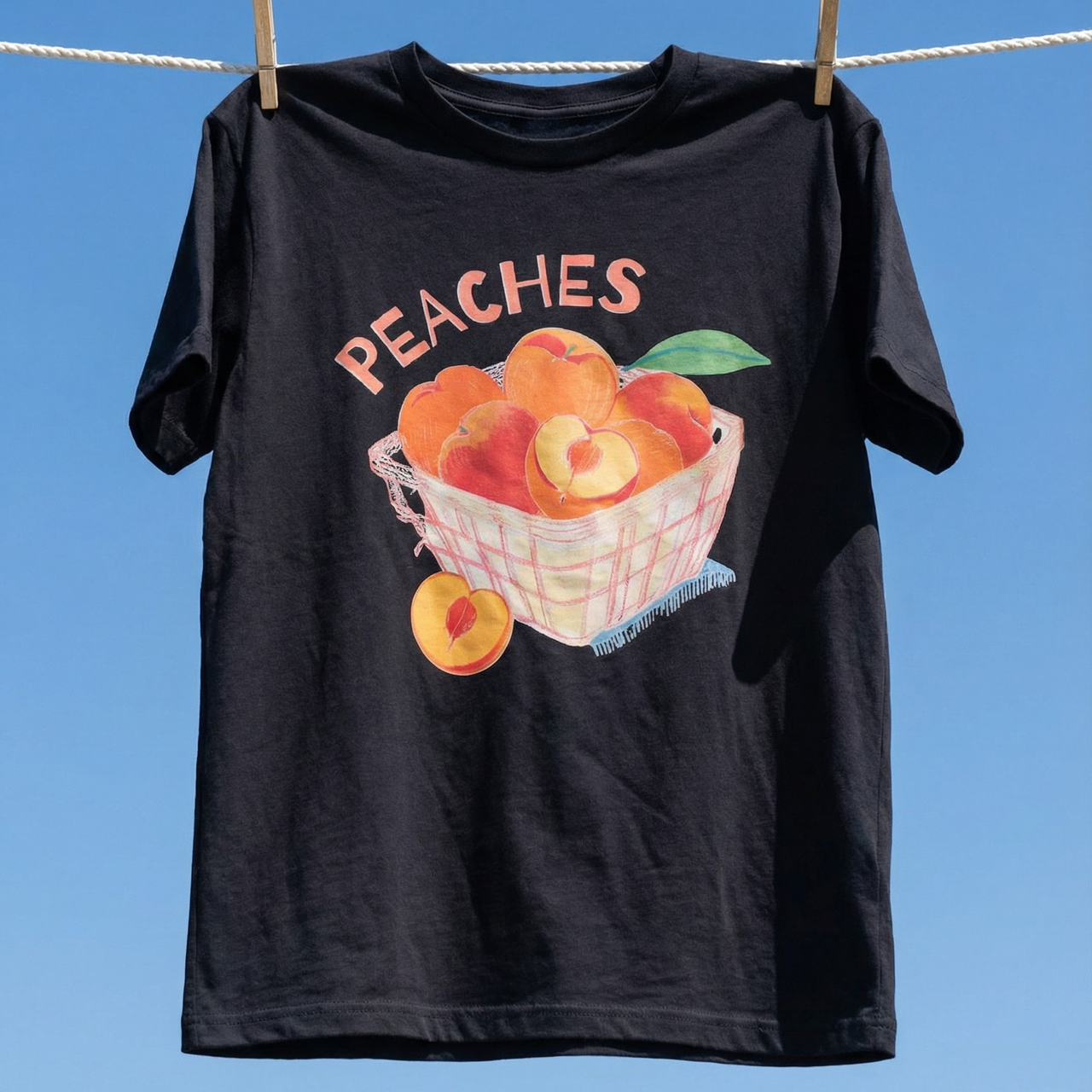 Тениска „Peaches“ (черна) 🍑